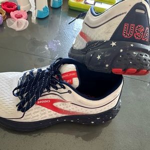 Brooks- adrenaline size 8.5